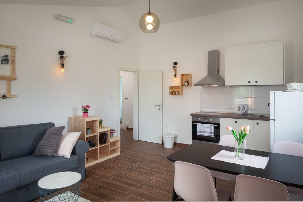Kvasina Apartments Zadvarje 外观 照片